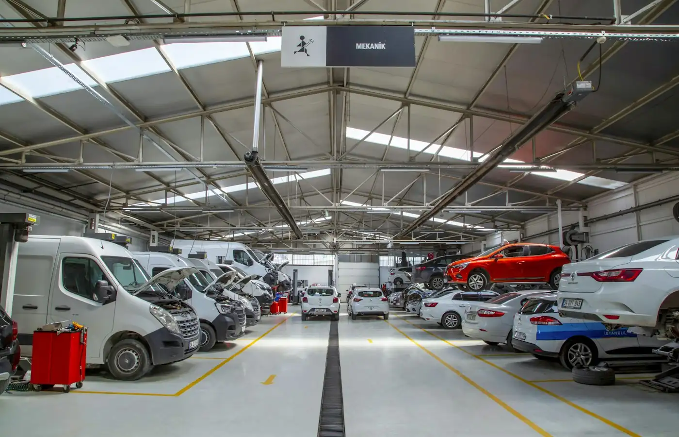 Vista general del taller con autos en reparación
